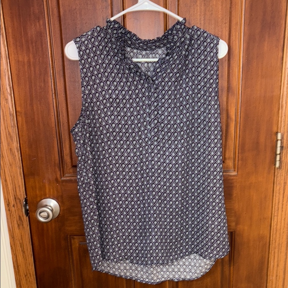 Sleeveless Black and White Patterned Top